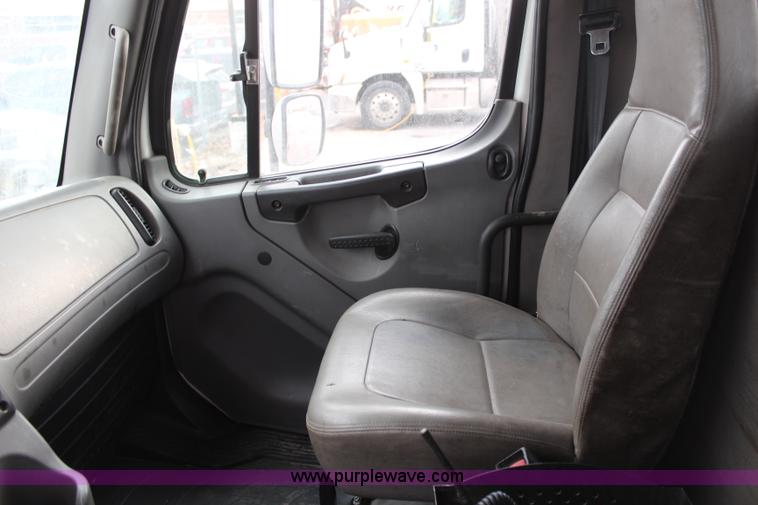 image for item H1377 2007 Freightliner Business Class M2 rollback truck