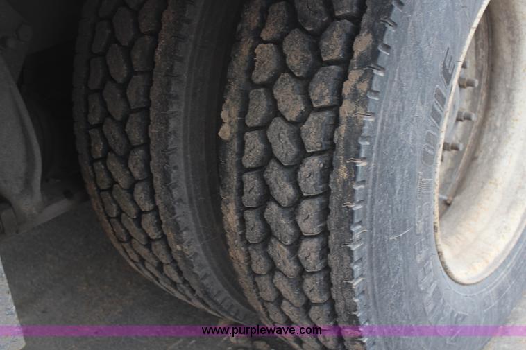 image for item H1377 2007 Freightliner Business Class M2 rollback truck