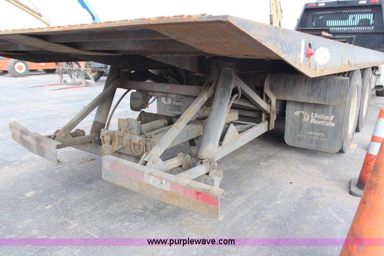 image for item H1377 2007 Freightliner Business Class M2 rollback truck