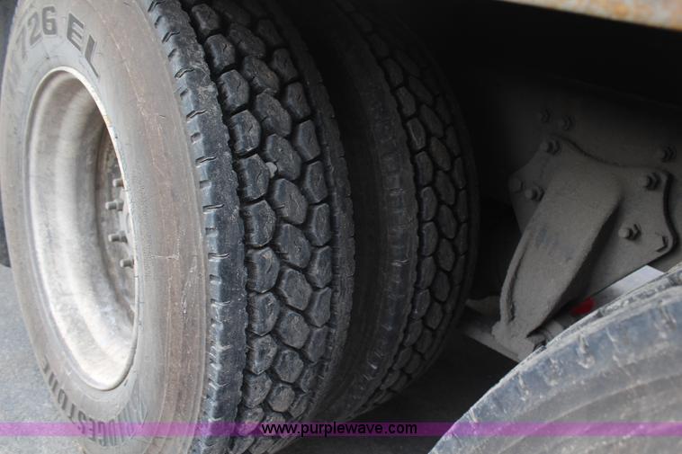 image for item H1377 2007 Freightliner Business Class M2 rollback truck