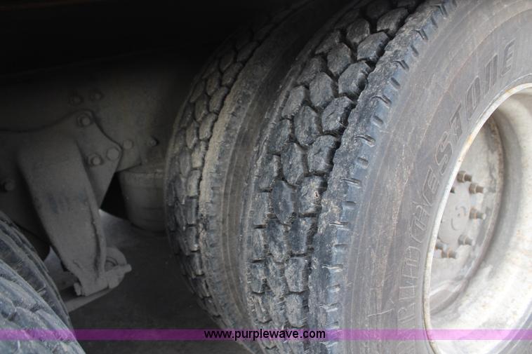 image for item H1377 2007 Freightliner Business Class M2 rollback truck