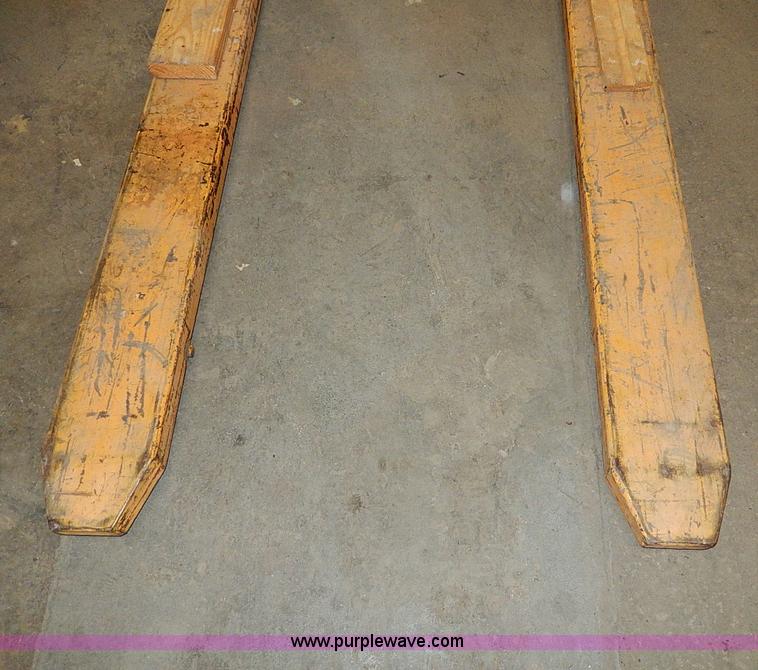 image for item AU9778 Rolift pallet jack