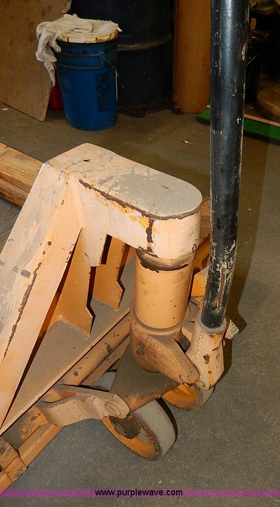 image for item AU9778 Rolift pallet jack