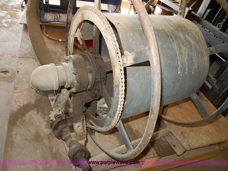 image for item AU9785 Capspray 1100 parking lot paint sprayer