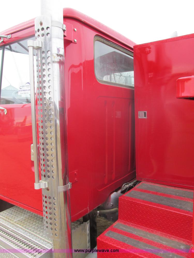 image for item E5271 1981 International 1854 firetruck