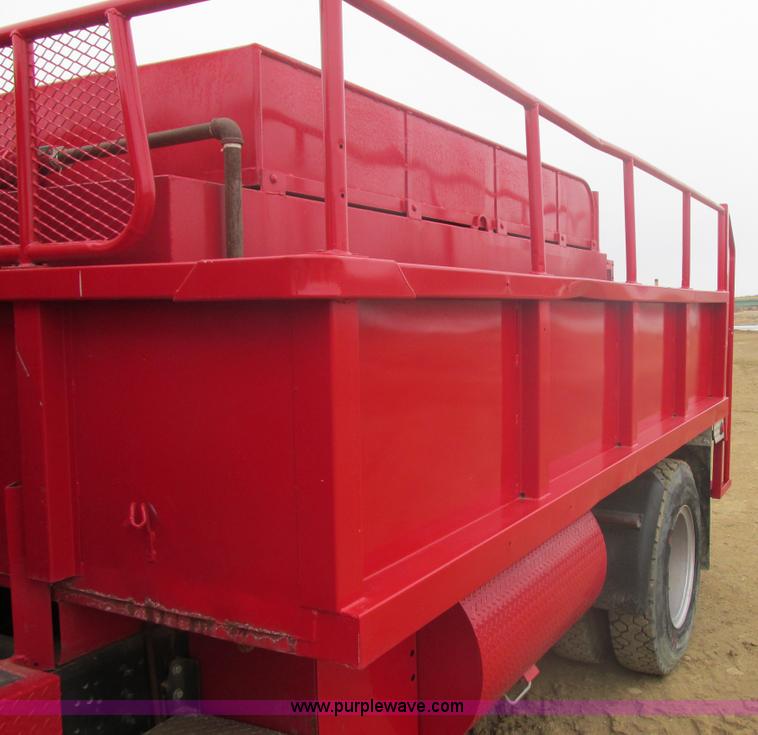 image for item E5271 1981 International 1854 firetruck