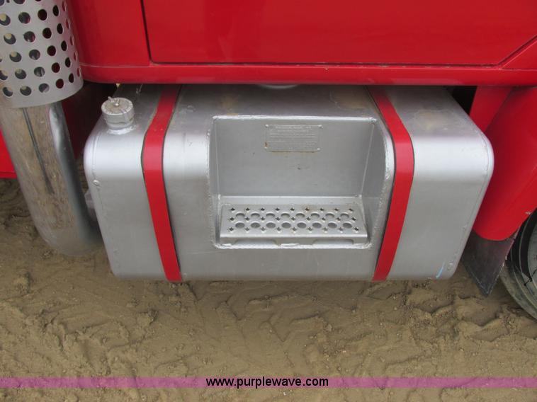 image for item E5271 1981 International 1854 firetruck