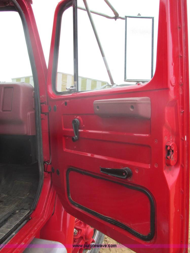 image for item E5271 1981 International 1854 firetruck