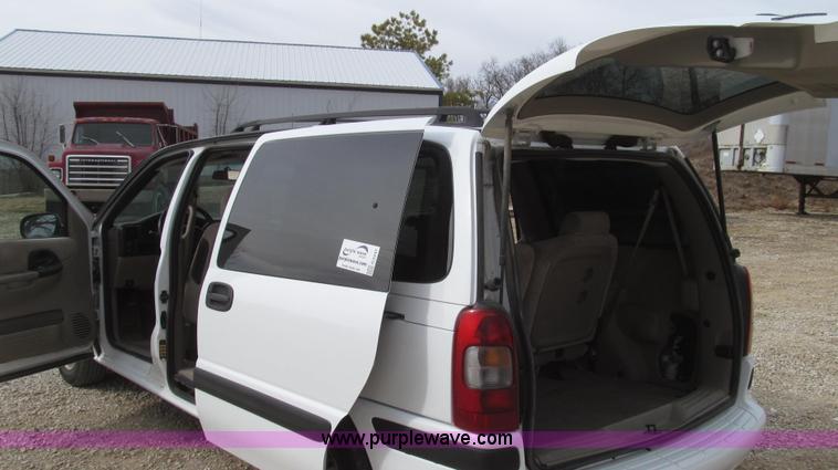 image for item G2247 2002 Chevrolet Venture LS van