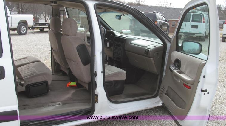 image for item G2247 2002 Chevrolet Venture LS van