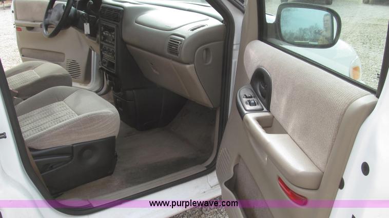 image for item G2247 2002 Chevrolet Venture LS van