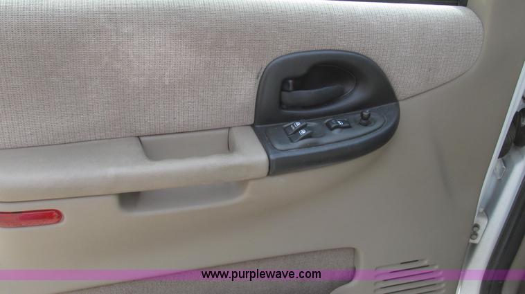 image for item G2247 2002 Chevrolet Venture LS van