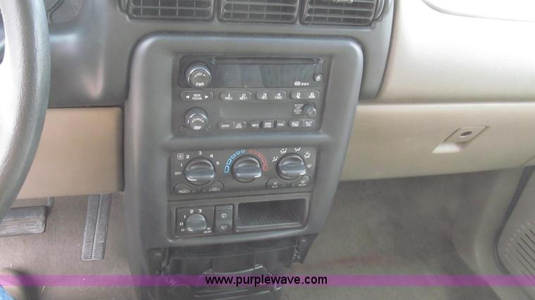 image for item G2247 2002 Chevrolet Venture LS van