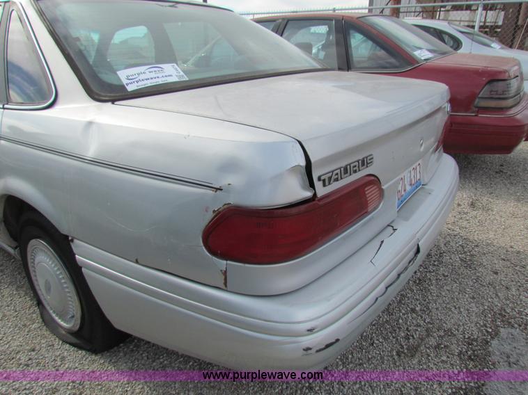image for item G4474 1995 Ford Taurus