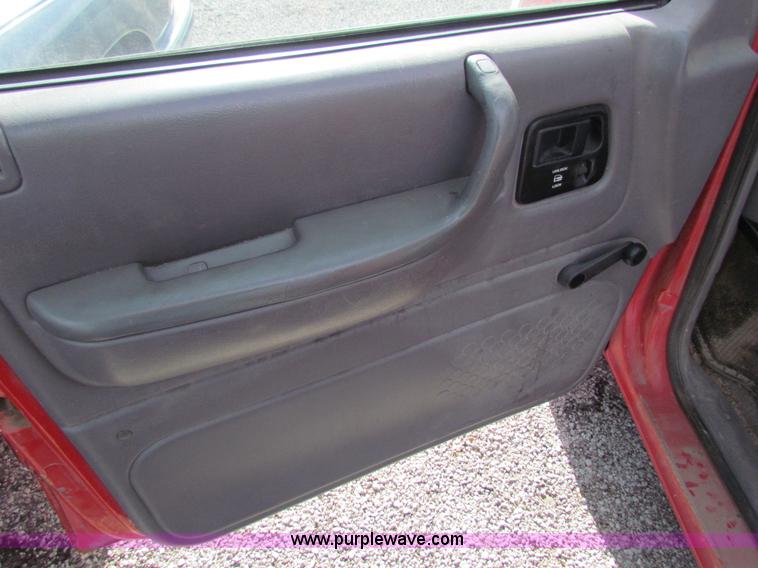 image for item G4477 1994 Dodge Caravan van