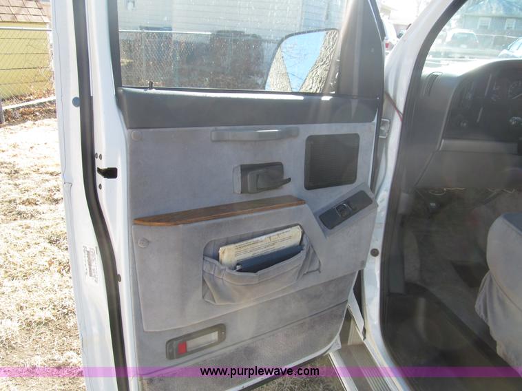 image for item G9578 1993 Ford Econoline E150 van