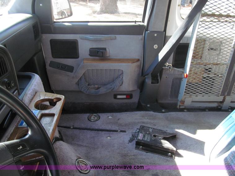 image for item G9578 1993 Ford Econoline E150 van