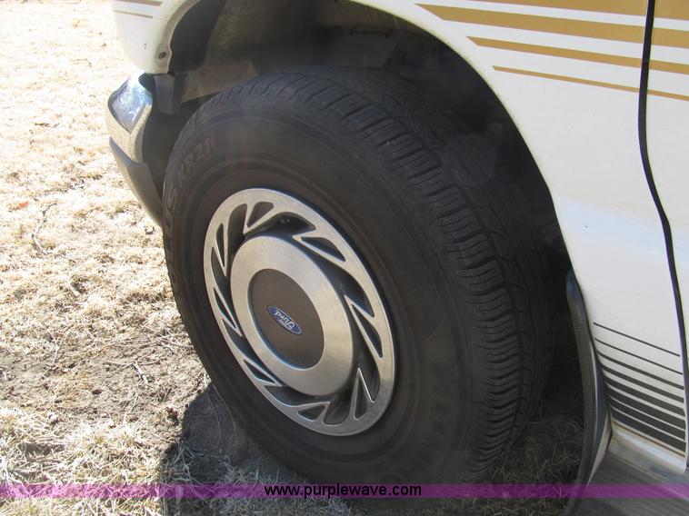 image for item G9578 1993 Ford Econoline E150 van
