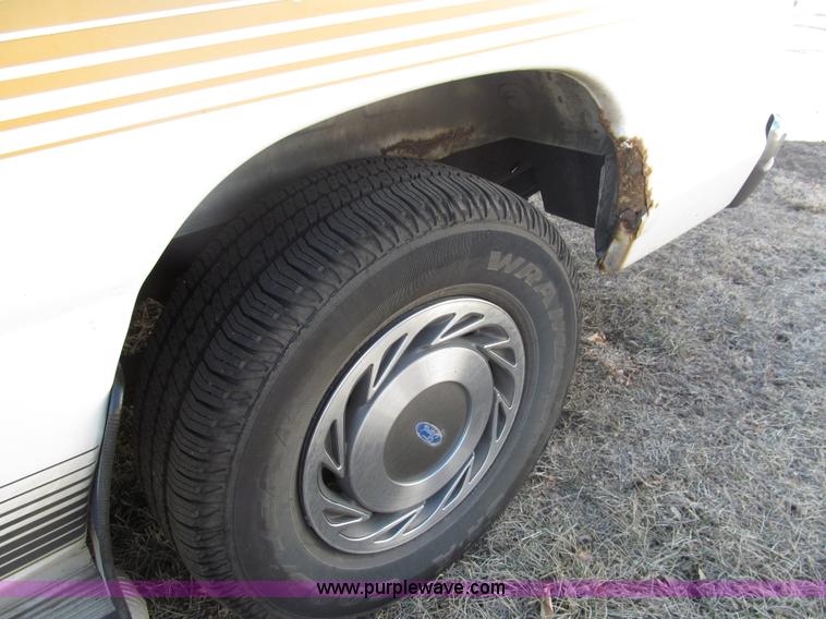 image for item G9578 1993 Ford Econoline E150 van