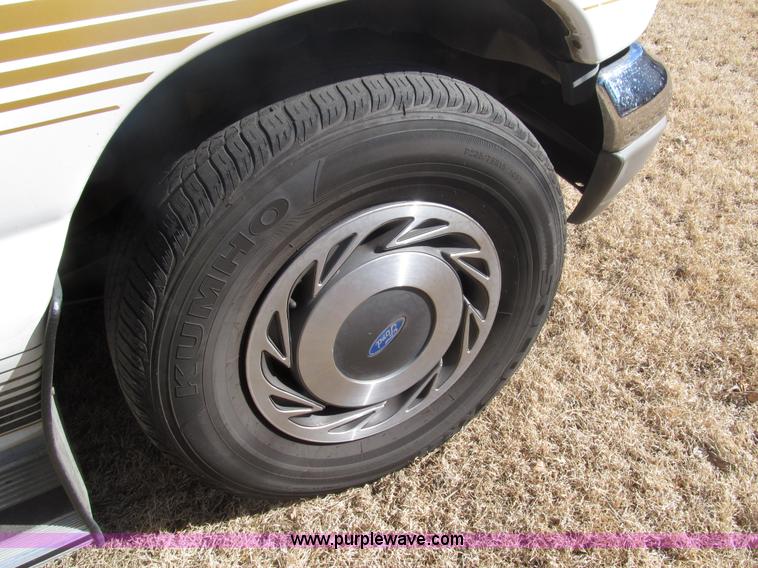 image for item G9578 1993 Ford Econoline E150 van