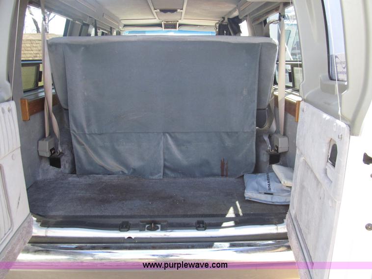 image for item G9578 1993 Ford Econoline E150 van