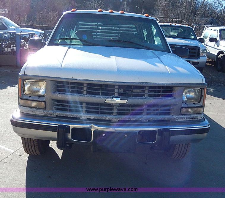 image for item H1274 2000 Chevrolet 3500 Crew Cab flatbed truck