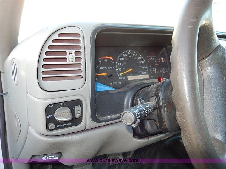 image for item H1274 2000 Chevrolet 3500 Crew Cab flatbed truck