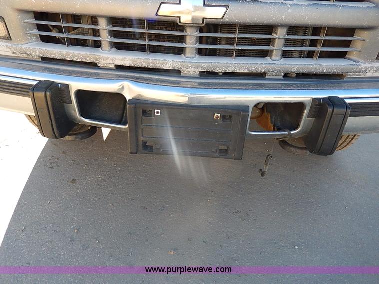 image for item H1274 2000 Chevrolet 3500 Crew Cab flatbed truck