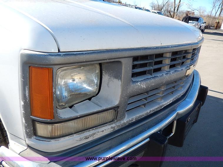 image for item H1274 2000 Chevrolet 3500 Crew Cab flatbed truck