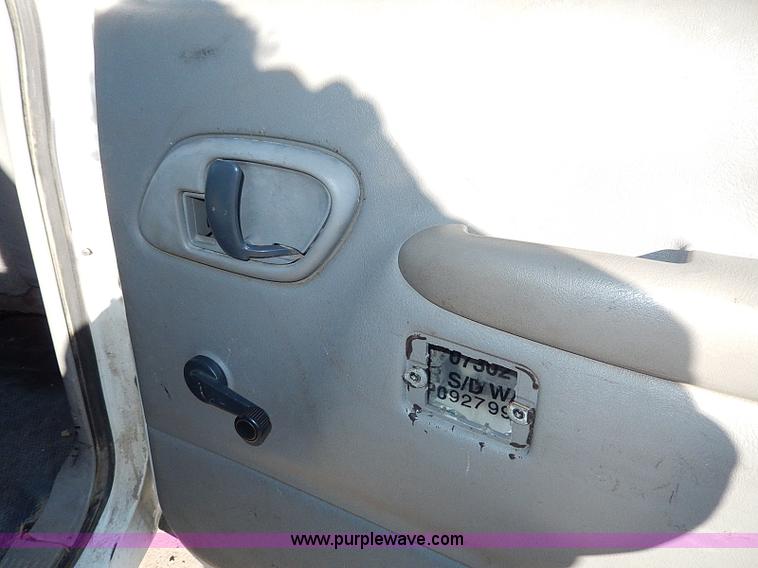 image for item H1274 2000 Chevrolet 3500 Crew Cab flatbed truck