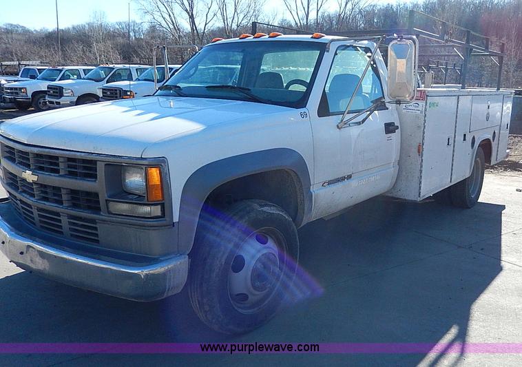 image for item H1277 2002 Chevrolet Silverado 3500 HD utility truck
