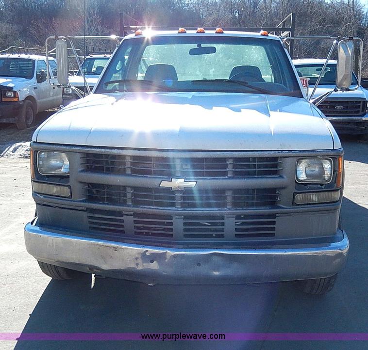image for item H1277 2002 Chevrolet Silverado 3500 HD utility truck