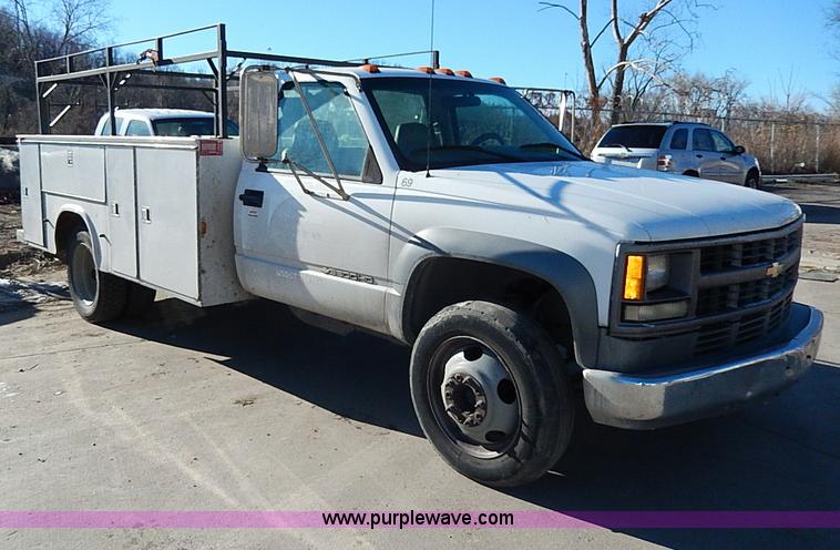 image for item H1277 2002 Chevrolet Silverado 3500 HD utility truck