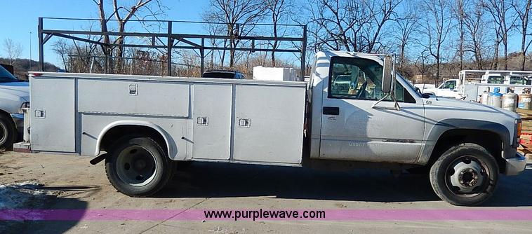 image for item H1277 2002 Chevrolet Silverado 3500 HD utility truck