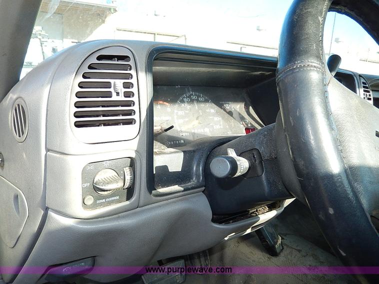 image for item H1277 2002 Chevrolet Silverado 3500 HD utility truck
