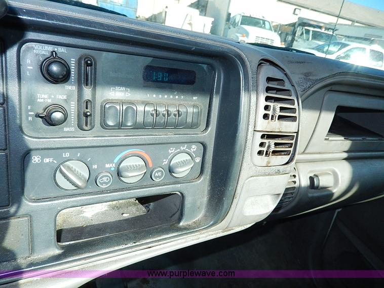 image for item H1277 2002 Chevrolet Silverado 3500 HD utility truck