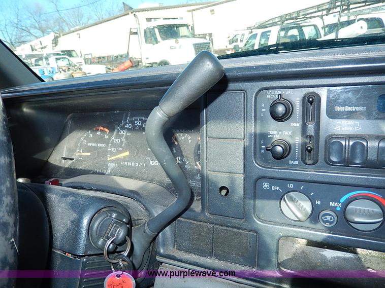 image for item H1277 2002 Chevrolet Silverado 3500 HD utility truck