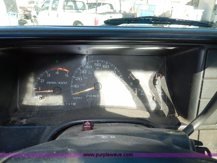 image for item H1277 2002 Chevrolet Silverado 3500 HD utility truck