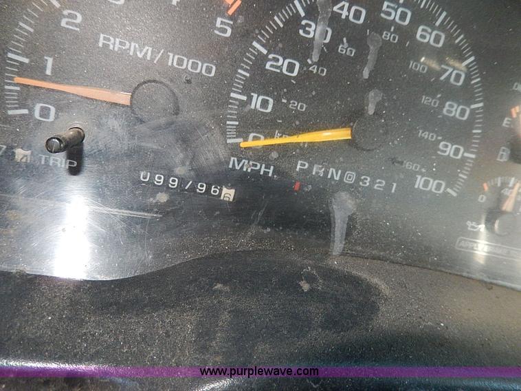 image for item H1277 2002 Chevrolet Silverado 3500 HD utility truck