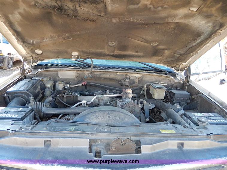 image for item H1277 2002 Chevrolet Silverado 3500 HD utility truck