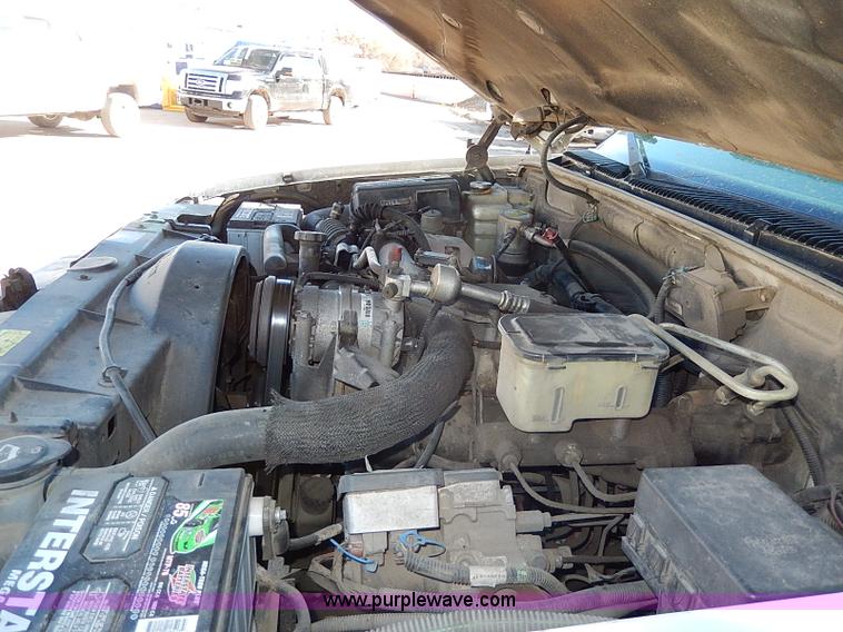 image for item H1277 2002 Chevrolet Silverado 3500 HD utility truck