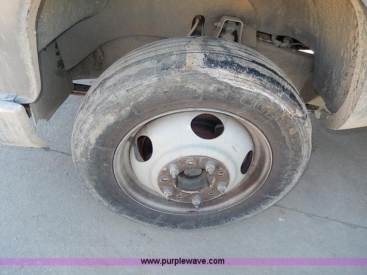 image for item H1277 2002 Chevrolet Silverado 3500 HD utility truck