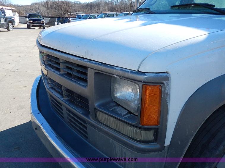 image for item H1277 2002 Chevrolet Silverado 3500 HD utility truck