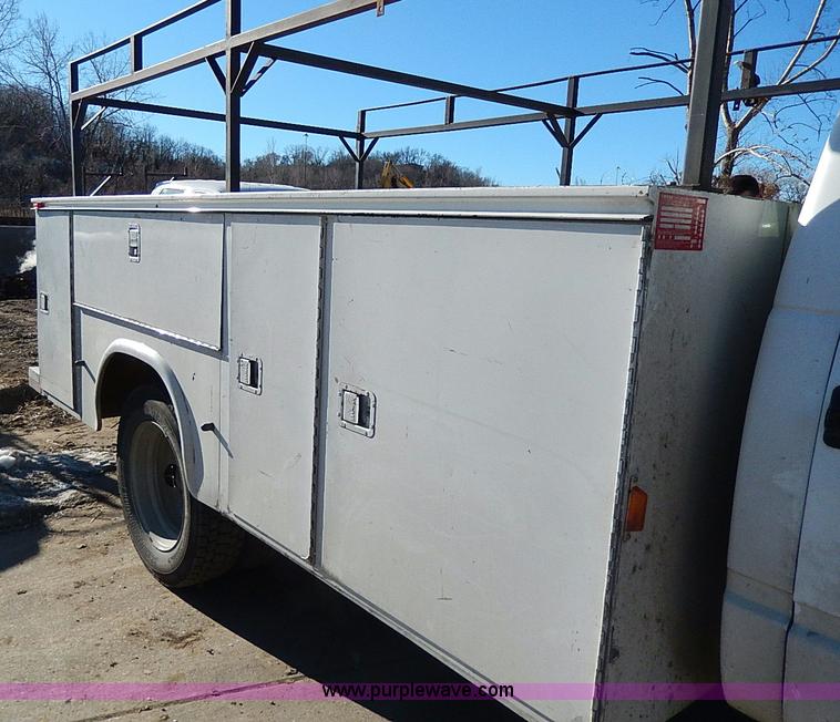 image for item H1277 2002 Chevrolet Silverado 3500 HD utility truck