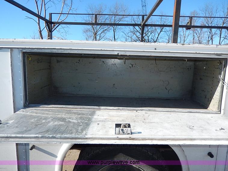 image for item H1277 2002 Chevrolet Silverado 3500 HD utility truck