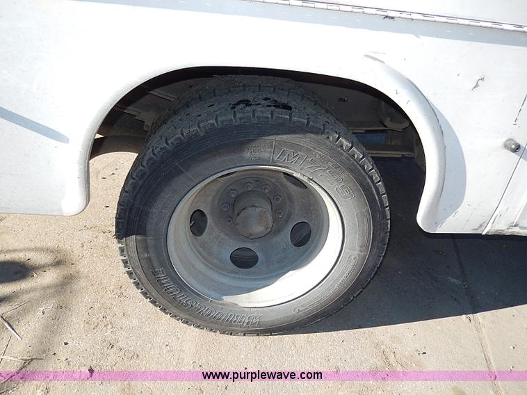 image for item H1277 2002 Chevrolet Silverado 3500 HD utility truck