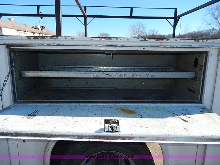 image for item H1277 2002 Chevrolet Silverado 3500 HD utility truck