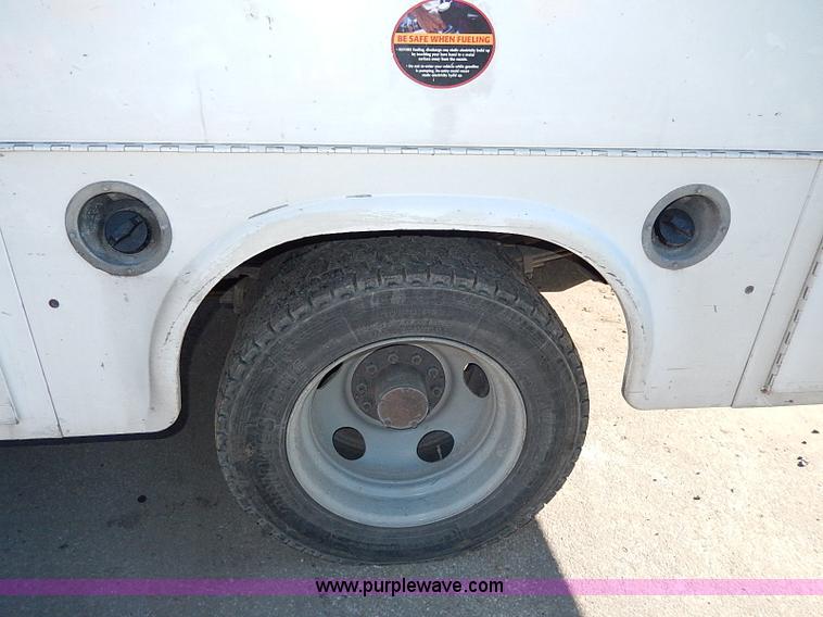 image for item H1277 2002 Chevrolet Silverado 3500 HD utility truck