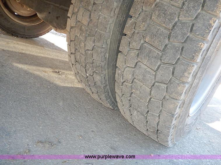 image for item H1277 2002 Chevrolet Silverado 3500 HD utility truck