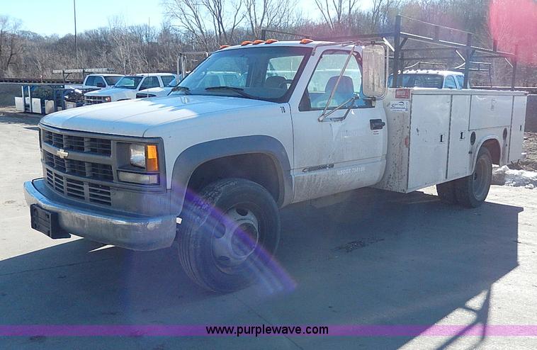 image for item H1278 2001 Chevrolet Silverado 3500 HD utility truck